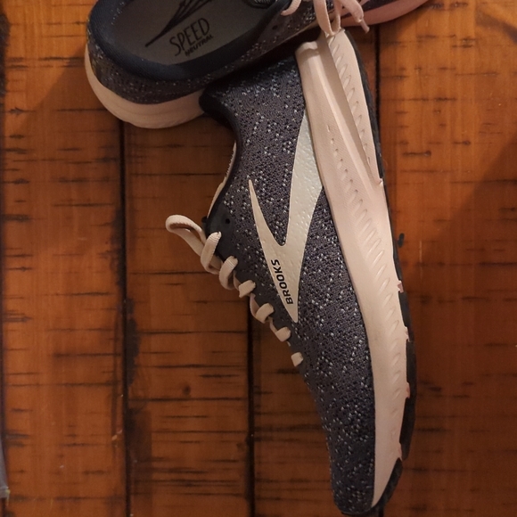 Brooks size 8.5 - Picture 2 of 4